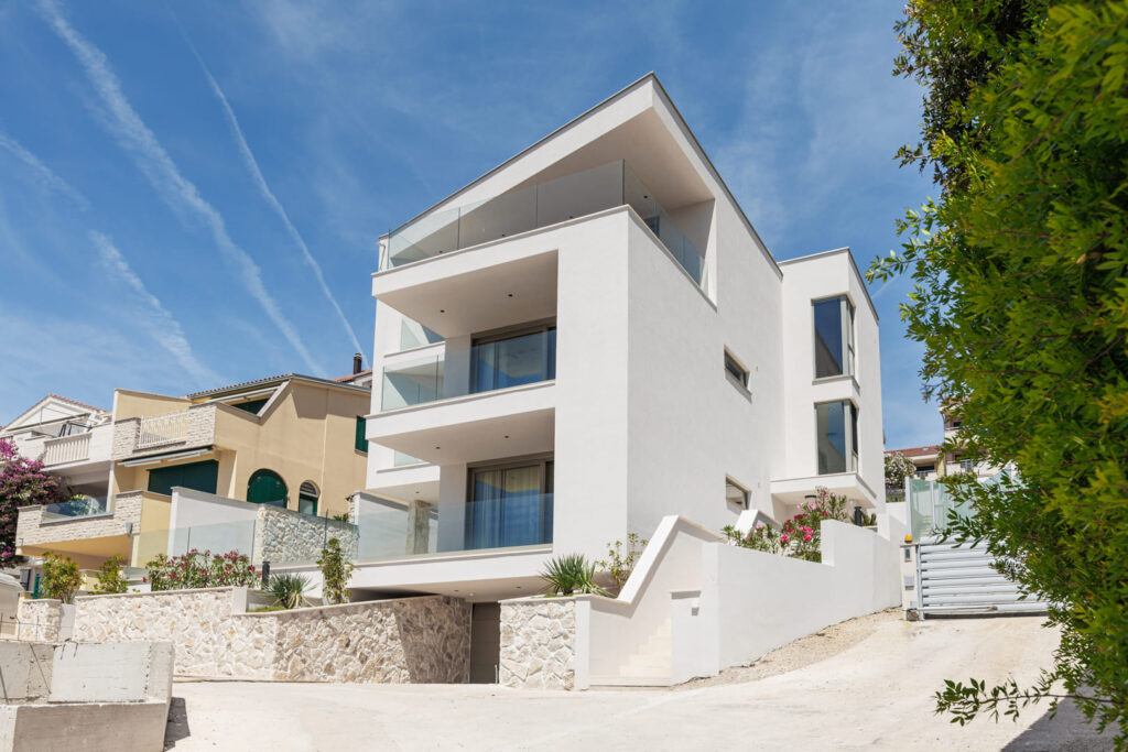 Moderná biela vila Rogoznica – bočný pohľad na fasádu