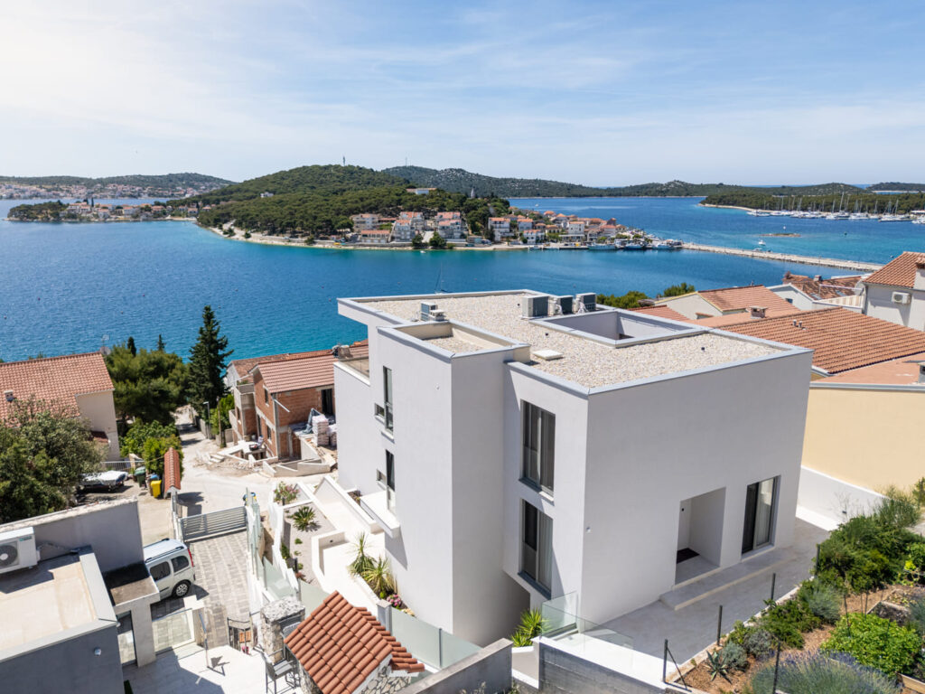 Vila Rogoznica s panoramatickým výhľadom na pobrežie a more